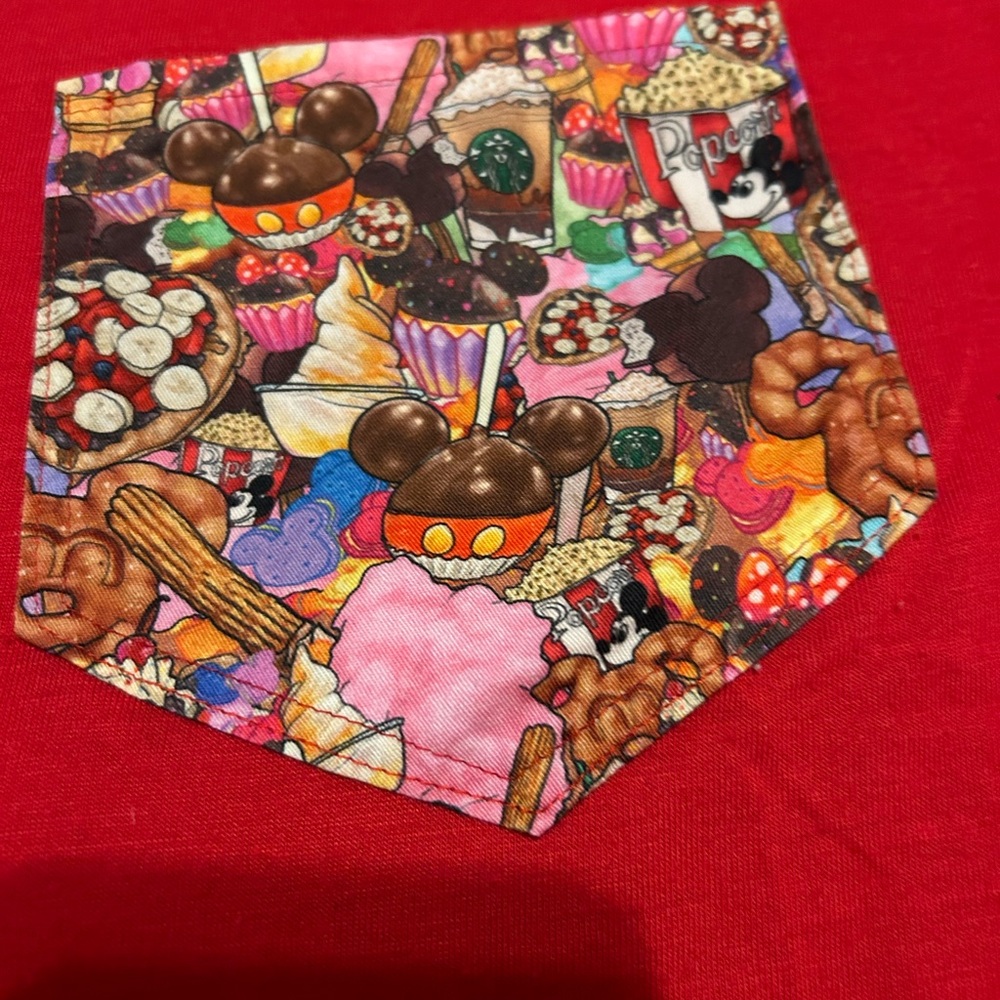 Short sleeved top with Disney designed pocket, red
